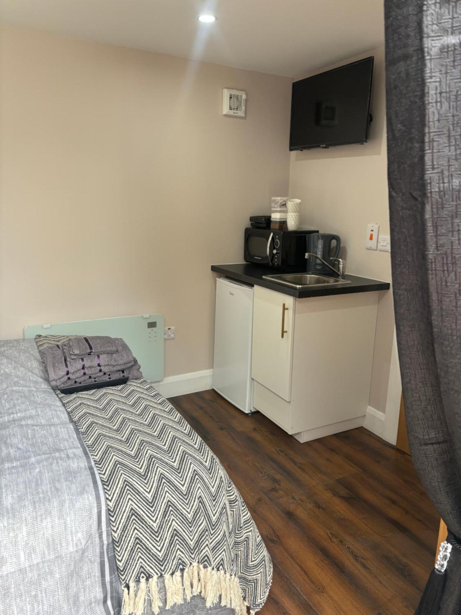 Private Detached Small Bedroom And Bathroom Only- This Is Not An Apartment Butlersbridge Exterior photo